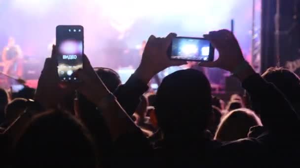 Άνθρωποι κινηματογραφούν ροκ συναυλία σε Smartphones, Σιλουέτες πλήθος των οπαδών που χορεύουν — Αρχείο Βίντεο