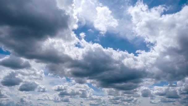 Timelapse of Gray Cumulus Clouds se mueve en Blue Dramatic Sky, Cirrus Cloud Space — Vídeos de Stock