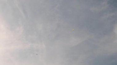 Birçok Paraşütçü Gökyüzüne, Extreme Sport 'a, Skydivers' a karşı uçuyor.