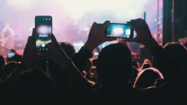 Smartphone 'da Rock Konseri, Siluet Dans Seyircisi