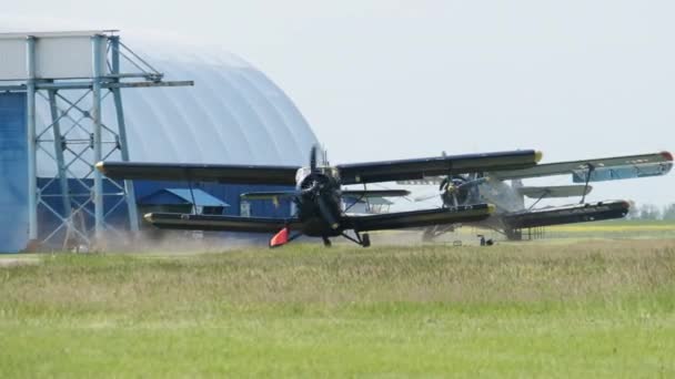 Avión de hélice de motor ligero con una hélice giratoria en el hangar — Vídeos de Stock