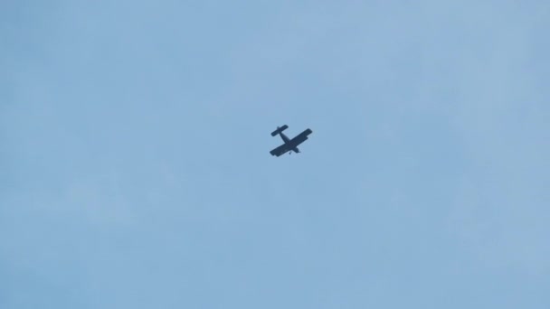 Hafif Motor Zevk Uçağı Gökyüzünde Yüksekte Uçuyor, Pervane Havada Eski Uçak — Stok video