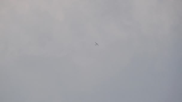 Hafif Motor Zevk Uçağı Gökyüzünde Yüksekte Uçuyor, Pervane Havada Eski Uçak — Stok video