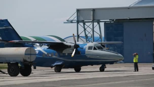 Vliegtuigen met een roterende propeller aan de Hangar — Stockvideo