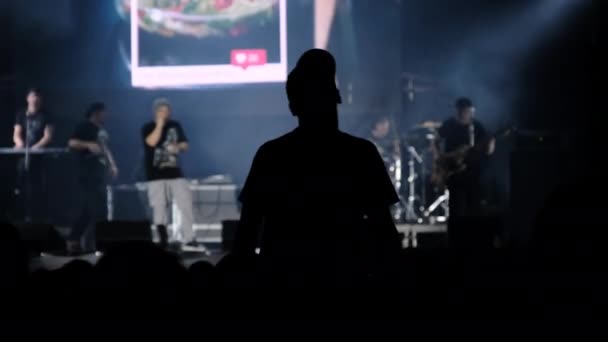 La foule lors d'un concert de rock, les fans dansent au festival de musique en plein air — Video