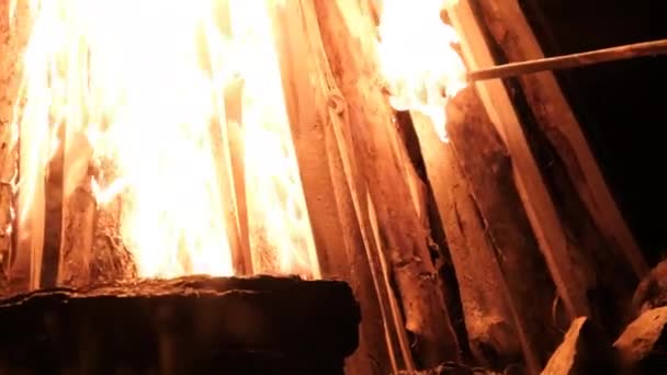 Big Bonfire instellen 's nachts in slow motion op een zwarte achtergrond op de natuur — Stockvideo