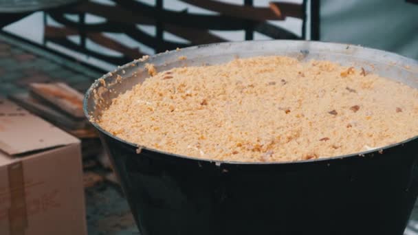 Готуйте корм з пшениці в традиційному великому котлі над відкритим вогнем — стокове відео