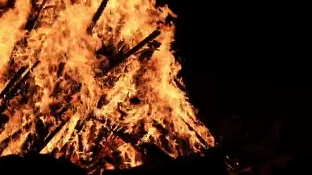 Großes Lagerfeuer brennt nachts in Zeitlupe auf schwarzem Hintergrund — Stockvideo