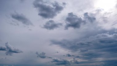 Gri Kümülüs Bulutlarının Zaman Çizelgesi Mavi Dramatik Gökyüzünde, Cirrus Bulutu Uzayında