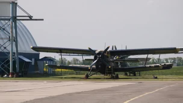 Light-Engine Propeller Aircraft dengan Berdiri Baling-baling berputar di Hangar — Stok Video