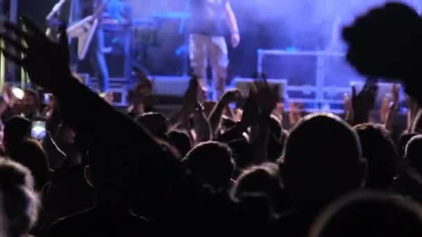 Rock konserindeki kalabalık ellerini kaldırdı ve alkışladı, hayranlar. — Stok video