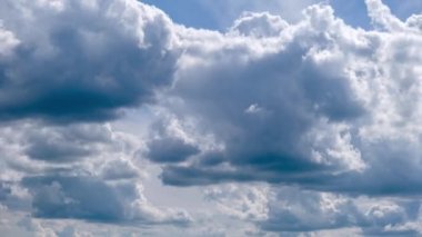 Gri Kümülüs Bulutlarının Zaman Çizelgesi Mavi Dramatik Gökyüzünde, Cirrus Bulutu Uzayında