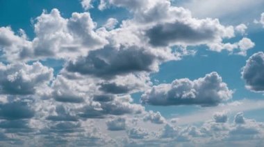 Yaz Bulutları Mavi Gökyüzünde yüzüyor Mekikler şeklinde, zaman diliminde