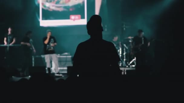 Folkmassa på en rockkonsert höjer sina händer och applåderar, fans — Stockvideo