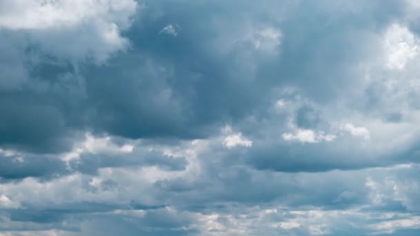 Les nuages d'été flottent à travers le ciel bleu en forme de navettes, Timelapse — Video