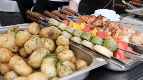 Plats de rue prêts-à-manger, Shashlik, Pommes de terre, Légumes grillés sur le terrain de restauration — Video