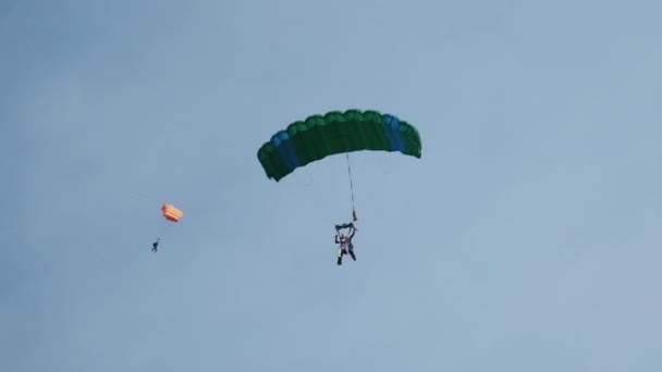 Парашютисты в Тандеме, летающие в небе с парашютом. Slow Motion — стоковое видео