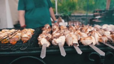 Şiş kebap, Gıda Merkezi 'ndeki açık barbeküde şiş ızgarada kızarır.