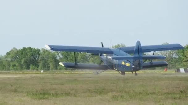 Avión viejo de motor ligero despega en la pista en el campo — Vídeos de Stock