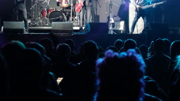 Multitud de personas en un concierto de rock, fans bailando en el Festival de Música al Aire Libre — Vídeo de stock