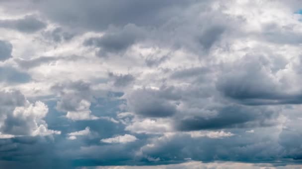 Timelapse of Gray Cumulus Clouds se mueve en Blue Dramatic Sky, Cirrus Cloud Space — Vídeo de stock