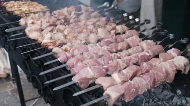 Şiş kebap, Gıda Merkezi 'ndeki açık barbeküde şiş ızgarada kızarır.