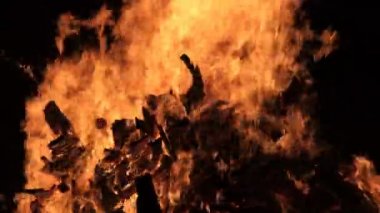 Büyük Şenlik Ateşi Kara Arkaplanda Gece Yanar