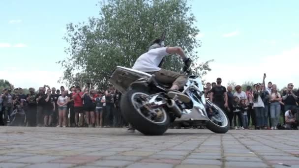 Stunt Moto Show, Cascadorii nebune pe motociclete, Călăreți de motociclete Efectuarea trucuri — Videoclip de stoc