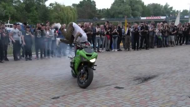 Stunt Moto Show, acrobacias locas en motocicletas, trucos de ejecución de motociclistas — Vídeos de Stock