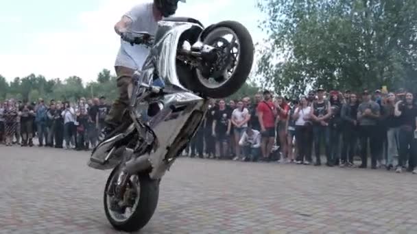 Stunt Moto Show, acrobacias loucas em motocicletas, motociclistas realizando truques — Vídeo de Stock