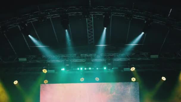 Scen flerfärgad belysning, ljusshow på konserten, ljuseffekter — Stockvideo