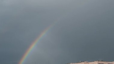 Bulutlu Gökyüzünde Dev Gökkuşağı Şehirdeki Evlerin Üzerinde