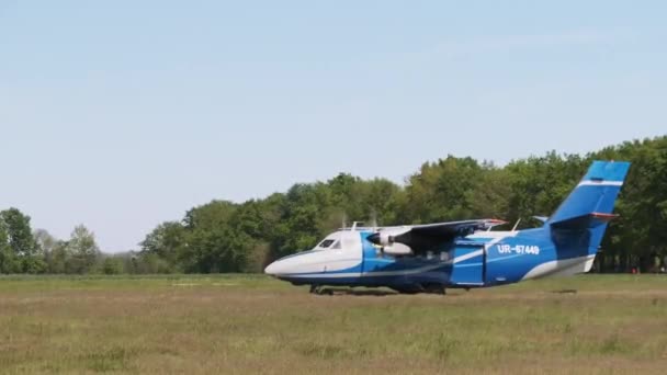 Klein oud propellervliegtuig dat klaar staat om op te stijgen op de startbaan in het veld — Stockvideo