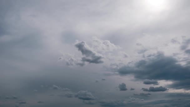 Zeitraffer grauer Cumuluswolken bewegt sich in blauem Dramatischen Himmel, Cirrus-Wolkenraum — Stockvideo