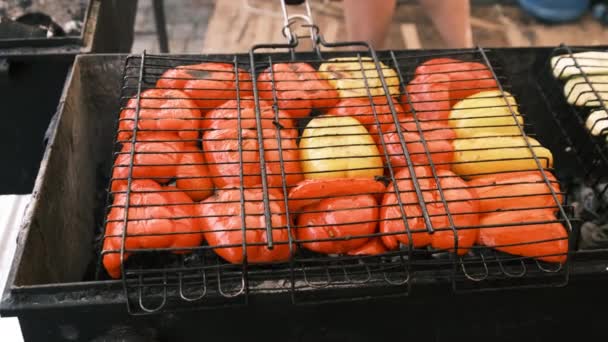 Bell Peppers en Groenten worden gegrild op Grid in Open Barbecue bij Food Court — Stockvideo