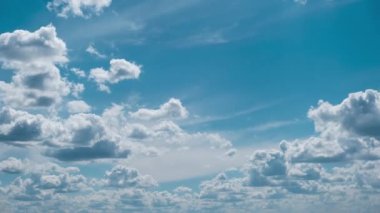 Bulutlar Mavi Gökyüzünde yüzüyor Mekikler şeklinde, zaman diliminde