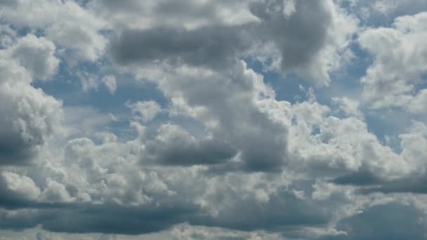 Timelapse of Gray Cumulus Clouds se mueve en Blue Dramatic Sky, Cirrus Cloud Space — Vídeo de stock