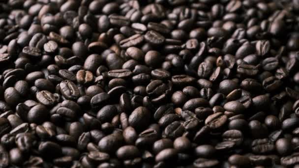 Los granos de café giran lentamente — Vídeo de stock