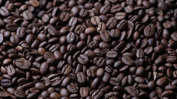 Los granos de café giran lentamente — Vídeos de Stock
