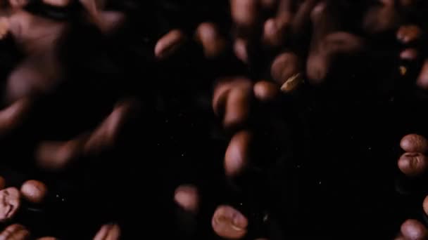 Кофе-бобы вращаются медленно — стоковое видео