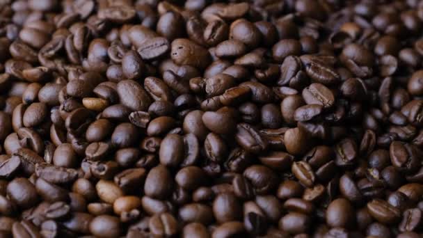 Кофе-бобы вращаются медленно — стоковое видео