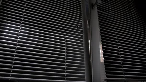 Żaluzje na oknie w ciemnym pokoju przeciwko światłu — Wideo stockowe