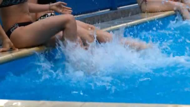 Niños nadan, se divierten y juegan en la piscina azul del campamento de verano para niños — Vídeos de Stock