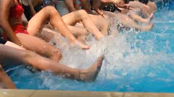 Niños nadan, se divierten y juegan en la piscina azul del campamento de verano para niños — Vídeos de Stock