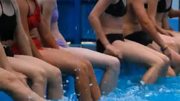 Kinder schwimmen, haben Spaß und spielen im Blauen Pool des Kinderferienlagers — Stockvideo