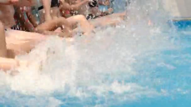 Barnen simmar, har roligt och leker i den blå poolen i Barnens sommarläger — Stockvideo