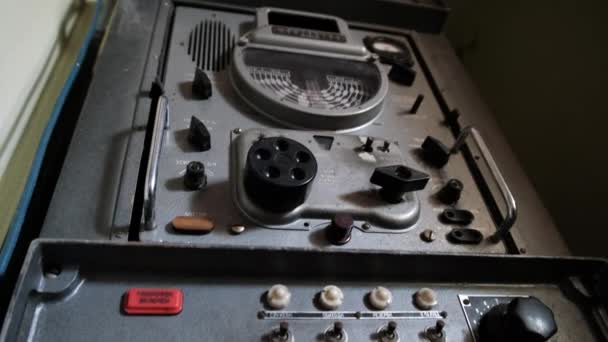 Receptor de radio-transmisor antiguo del panel de control analógico submarino de tiempo de guerra — Vídeos de Stock