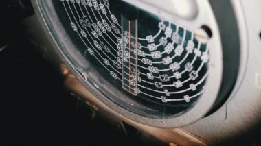 Savaş Denizaltısından Klasik Analog Radyo Çevirme Ölçeği, Radyo İstasyonları Aranıyor
