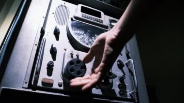 Erkek El Akordu Büyük Vintage Analog Radyo Çevirme Ölçeği Savaş Zamanı Denizaltısından