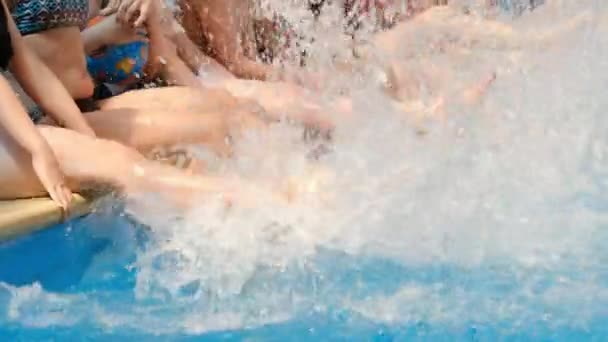 Kinder schwimmen, haben Spaß und spielen im Blauen Pool des Kinderferienlagers — Stockvideo